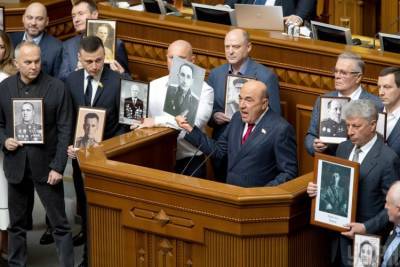 Вячеслав Молотов - Вадим Рабинович - ОПЗЖ устроили акцию "памяти дедов" возле трибуны парламента - news.bigmir.net