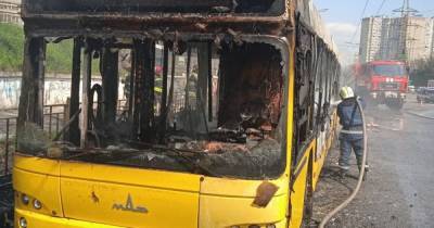 В Киеве дотла сгорел автобус, который вез пассажиров (ФОТО) - dsnews.ua - Киев - Гсчс