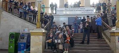 В честь Дня Победы артисты устроят концерт-флешмоб на ж/д вокзале Петрозаводска - stolicaonego.ru - Петрозаводск - республика Карелия