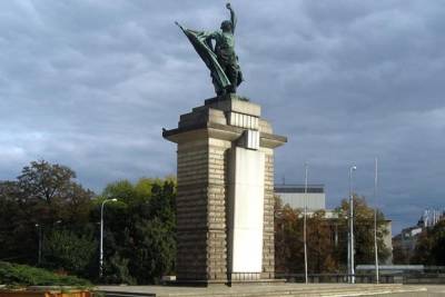 СК возбудил дело об осквернении памятника красноармейцам в Чехии - mk.ru - Брно