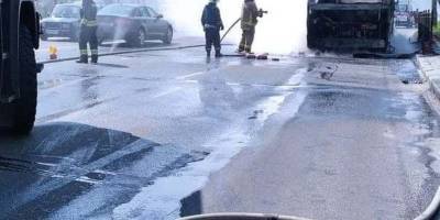 Спасатели Киева показали, что осталось от автобуса, который загорелся на Правды 29.04.2021 - Фото - ТЕЛЕГРАФ - telegraf.com.ua - Киев