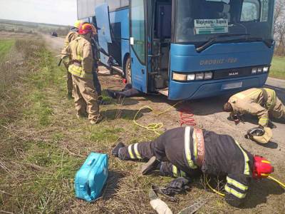 На Донбассе во время ремонта рейсового автобуса погиб водитель - news.bigmir.net - Харьков - Мариуполь - Донецкая обл.