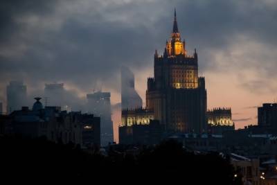 Мария Захарова - Захарова намекнула россиянам, что за границу лучше не ездить - mk.ru