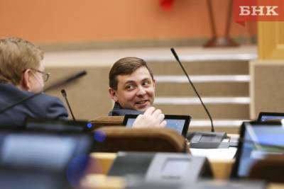 Владимир Уйба - Олег Михайлов - Госсовет Коми лишил депутата Олега Михайлова права выступлений на двух следующих заседаниях - bnkomi.ru - респ. Коми