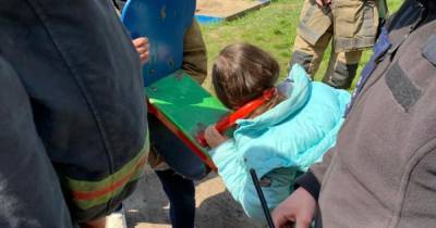 В Павлограде маленькая девочка застряла головой в качели: фото и видео спасения (4 фото) - tsn.ua - Ивано-Франковск - Днепропетровская обл. - Черкасская обл. - Павлоград