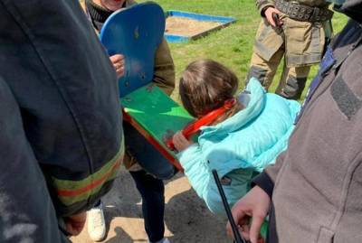 На Днепропетровщине спасали 10-летнюю девочку, застрявшую головой в качелях - kp.ua - Киевская обл. - Днепропетровская обл. - Павлоград