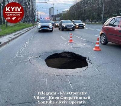 «Портал в подземелье»: сеть взорвало фото со столичной автодороги (ФОТО) - enovosty.com - Киев