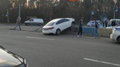 Мужчина в реанимации: в Киеве на Окружной KIA вылетела с дороги и снесла велосипедиста – фото - 24tv.ua - Киев - Новости