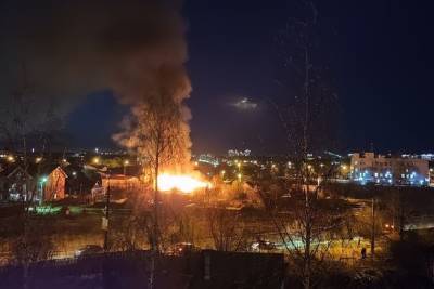 Сильный пожар в Твери: сгорел дом волонтера инициативной группы - tver.mk.ru - Тверь