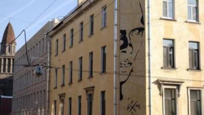 Даниил Хармс - Стали известны условия для сохранения граффити с Даниилом Хармсом в Петербурге - piter.tv - Санкт-Петербург - район Центральный