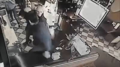 Посетитель набросился с ножом на сотрудников столичного кафе. Видео - vesti.ru - Москва