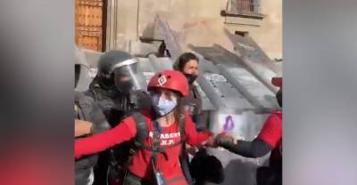 В Мехико феминистки напали на полицейских — видео - reendex.ru - Мехико