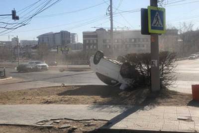 «ДТП с колоссальным ущербом»: в Улан-Удэ «Тойота» перевернулась на крышу - ulan.mk.ru - Улан-Удэ