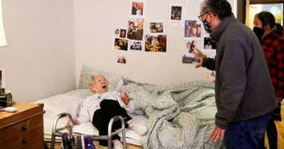 Фото обрадованной 98-летней бабушки из приюта стало вирусным в Сети - ren.tv - США