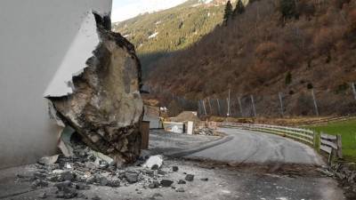 Пасхальное чудо: 4-метровая глыба свалилась прямо на жилой дом - germania.one - Австрия - Берлин