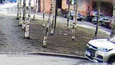 Неизвестный с ножом пытался отобрать электросамокат у петербуржца на Науки - piter.tv