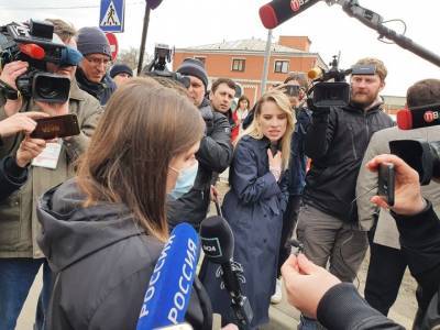 Блогер - Жена блогера Эдварда Била приехала на заседание по делу об аварии на Смоленской площади - vm.ru - Тверь