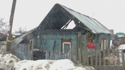 Полицейские-герои вытащили из горящего дома под Новосибирском четырех детей - 5-tv.ru - Новосибирск - район Новосибирский