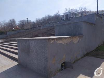 Одесская Потемкинская лестница начала рассыпаться (фото) - odessa-life.od.ua - Украина - Одесса