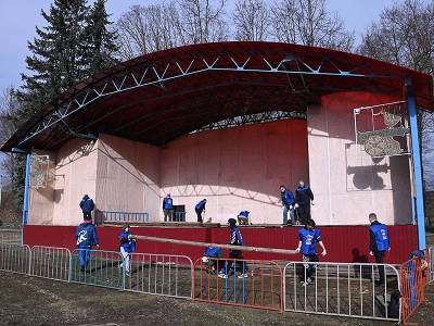 В Смоленске ремонтируют сцену концертной площадки на Массовом поле - rabochy-put.ru - Смоленск