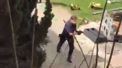 Семь выстрелов: полицейский стрелял в нападавшего с детской машинкой в руках - germania.one - Берлин