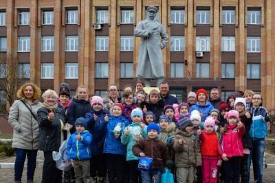 Алексей Кулемзин - Мэр Донецка и жители Буденновского района посадили 1000 саженцев - mk.ru - Донецк