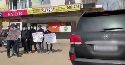 В Саратове неизвестный из машины бросил в группу пикетчиков страйкбольную гранату — видео - reendex.ru - Саратов