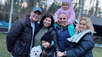 Лилия Ребрик - Лилия Ребрик очаровала новым семейным фото: редкий кадр с родителями и сестрой - 24tv.ua - Киев