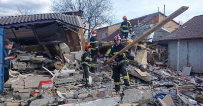 В Киеве мощным взрывом разрушило здание, спасатели ищут возможных пострадавших - dsnews.ua - Киев