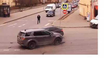 На улице Декабристов возле дома 56 столкнулись две иномарки: видео - piter.tv