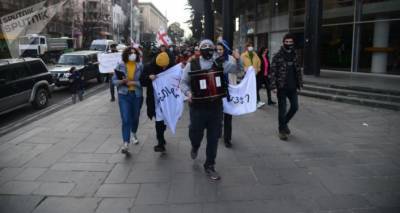 В Тбилиси поднялся молодежный бунт против комендатского часа - видео с акции протеста - ru.armeniasputnik.am - Армения - Грузия - Тбилиси
