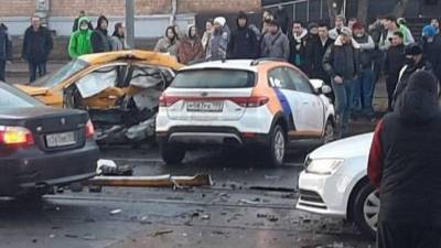 Уходил от полиции: каршеринг влетел в такси в Москве, двое погибли — видео - 5-tv.ru - Москва
