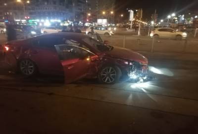 Питер Онлайн - Водитель иномарки проскочил на красный и стал участником жёсткого ДТП - online47.ru - Санкт-Петербург