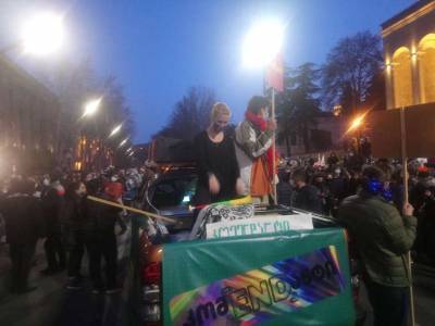 Жители Тбилиси вышли на протест против комендантского часа (ВИДЕО) - lenta.ua - Грузия - Тбилиси
