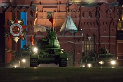 Первая ночная репетиция парада Победы прошла на Красной площади в Москве - vm.ru - Москва
