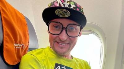Александр Медведев - Прекрасное далеко: Шура в платье и на «кэблах» вспомнил лихие 90-е - 5-tv.ru