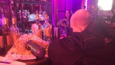 В баре на Рубинштейна местные жители и муниципалы нашла "веселящий газ" - piter.tv - Санкт-Петербург