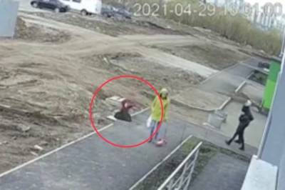 В Уфе маленькая девочка провалилась в открытый колодец - ufacitynews.ru - Уфа