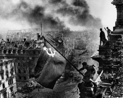 В этот день в 1945 году над Рейхстагом было водружено Знамя Победы - argumenti.ru - Москва - Берлин
