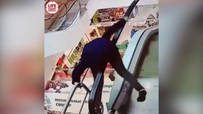 Подросток упал с эскалатора в ТЦ в Твери - piter.tv - Тверь