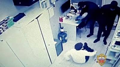 Дерзкий налет на салон связи в центре Москвы попал на видео - vesti.ru - Москва - Московская обл.