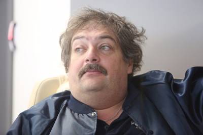 Дмитрий Быков - Полиция решила пока не привлекать Дмитрия Быкова за участие в уличной акции - znak.com - Москва