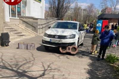 В Киеве женщина перепутала педали и устроила эпичное ЧП - rupor.info - Киев - Kiev