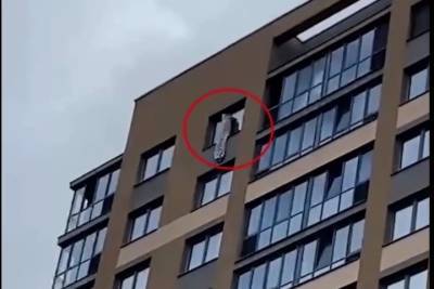 Девочка в Екатеринбурге выбралась на карниз 17 этажа из-за пожара - mk.ru - Екатеринбург