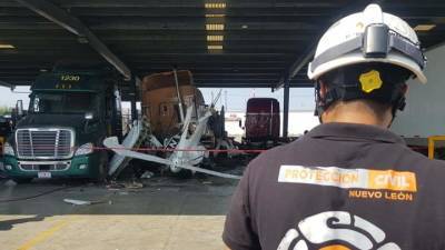 Шесть человек погибли в столкновении самолета с тягачом - vesti.ru - Mexico