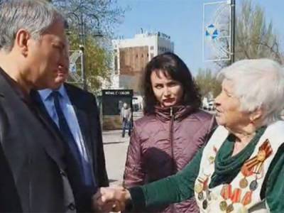 Вячеслав Володин - "В следующий раз встретимся – палкой получишь": 90-летняя бабушка-ветеран отчитала Володина - nakanune.ru - Саратовская обл.