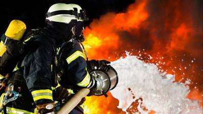 В поисках выхода: профессиональный праздник отмечают российские пожарные - 5-tv.ru - Россия