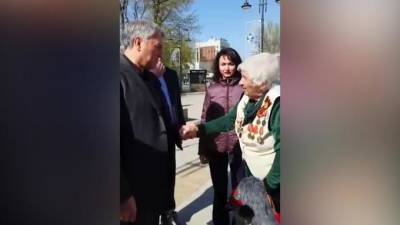 Вячеслав Володин - В Саратове 90-летняя ветеран пообещала ударить Володина палкой - piter.tv - Саратов