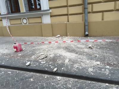 В центре Одессы фасад дома полетел на головы прохожих: больше всего не повезло мужчине - odessa.politeka.net - Одесса