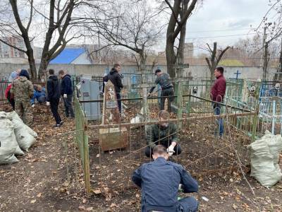 Ульяновские самбисты очистили от мусора могилы героев - ulpravda.ru